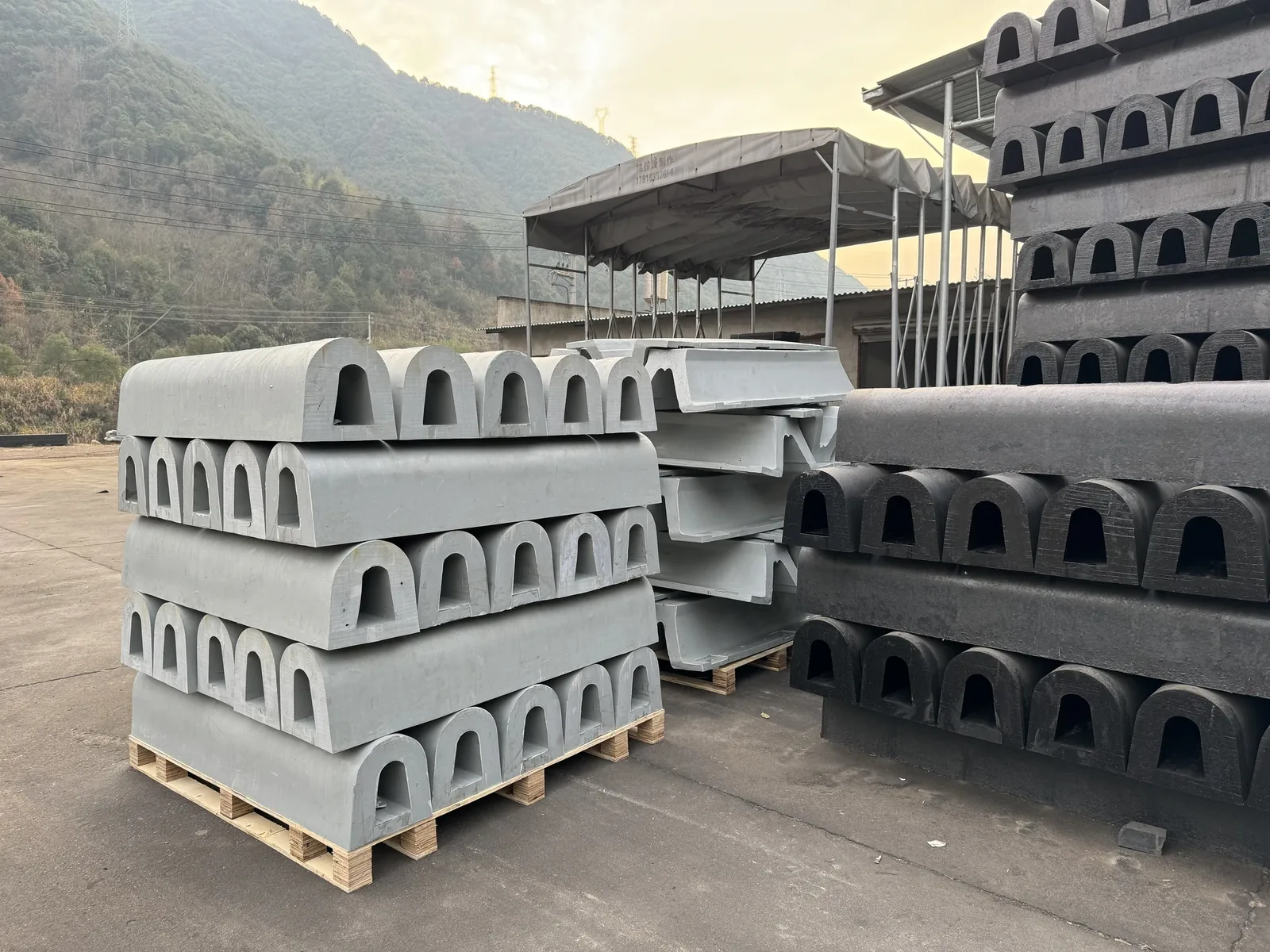 橡胶护舷厂家批量生产供货现场