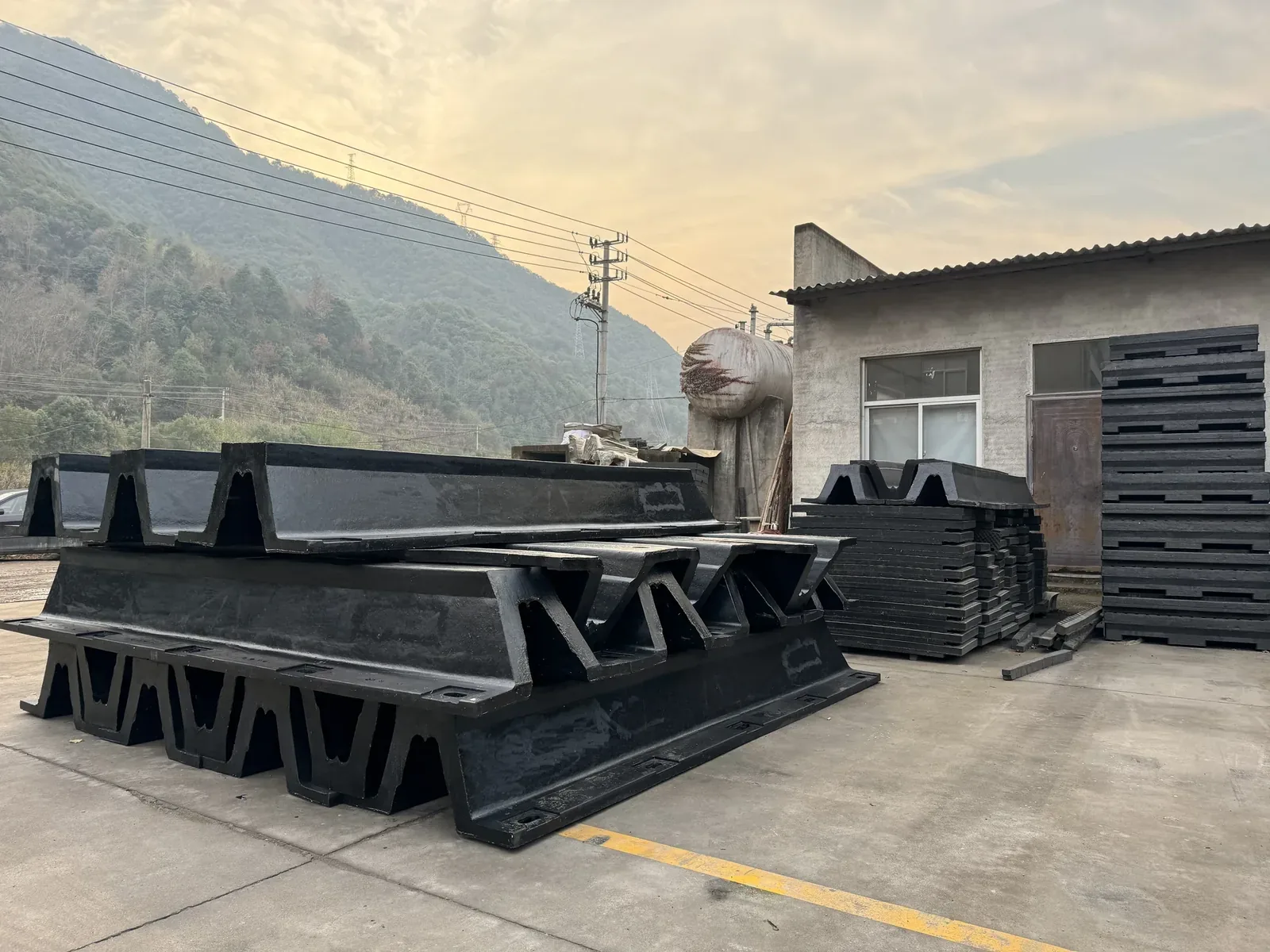 D型和DA型橡胶护舷怎么选？结构、安装与项目资料对比